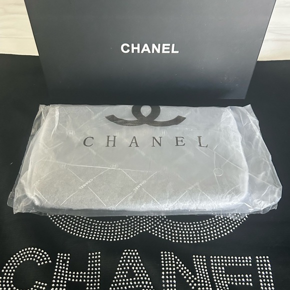 CHANEL VIP GWP Black Mekeup Pouch - Picture 11 of 15
